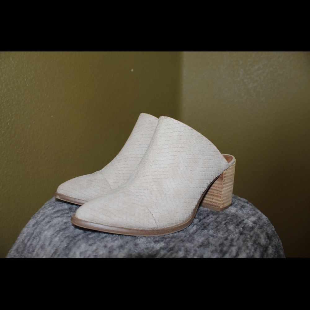 Report snake print mules